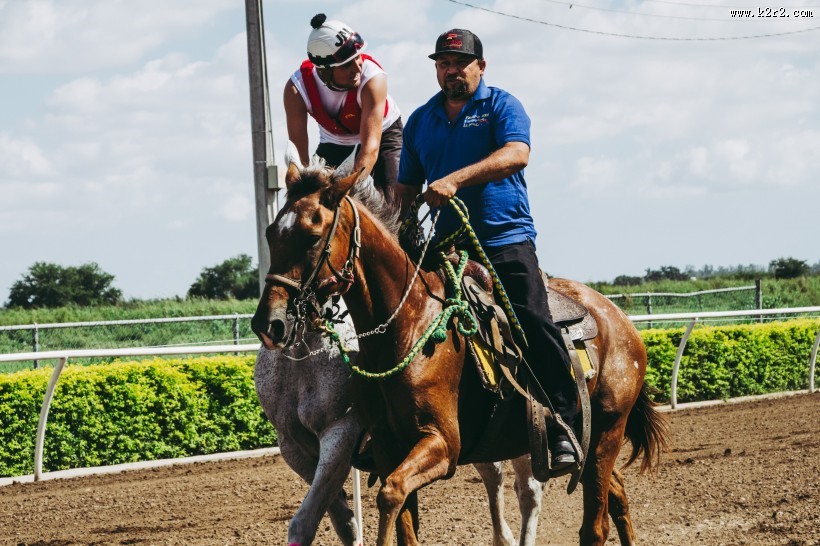骑马的男士图片