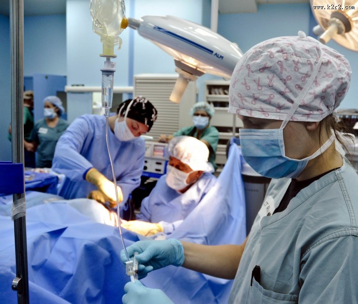 手术台上的医护人员图片