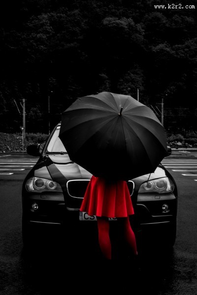 撑着雨伞的人图片