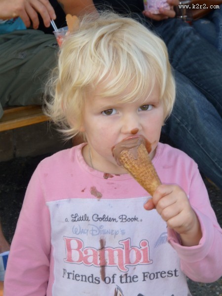 正在吃冰淇淋的孩子图片
