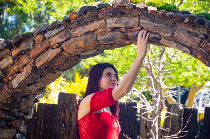 穿红色上衣的美女图片