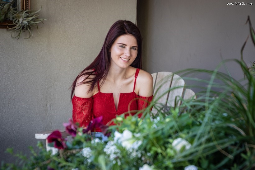 穿红色上衣的美女图片