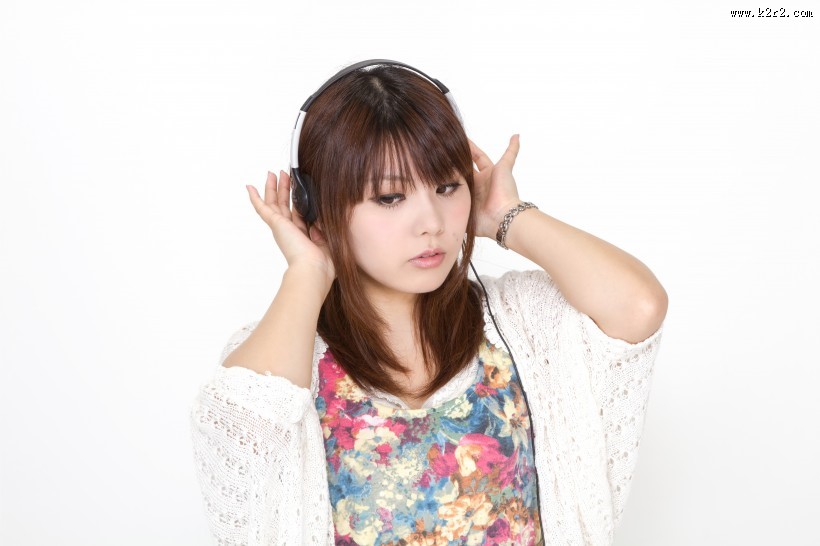 戴着耳机休闲的美女图片