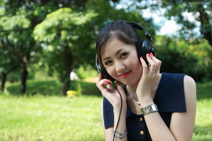 戴着耳机休闲的美女图片