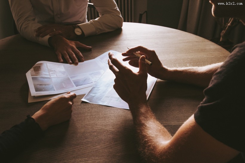 谈论工作的图片