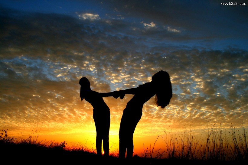 户外夕阳下的人物剪影图片