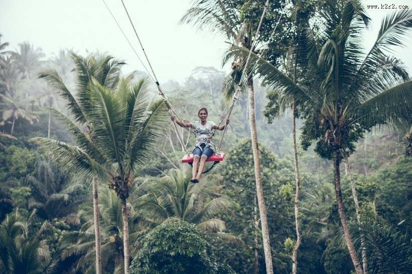 荡秋千的美女图片大全