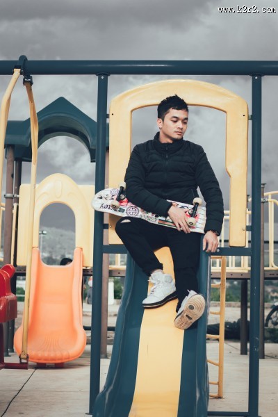 手拿滑板的青年图片