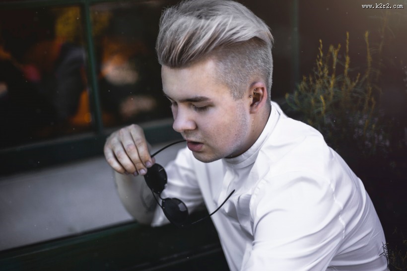 穿白衬衫的时尚青年图片