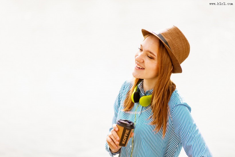 戴帽子的金发美女图片