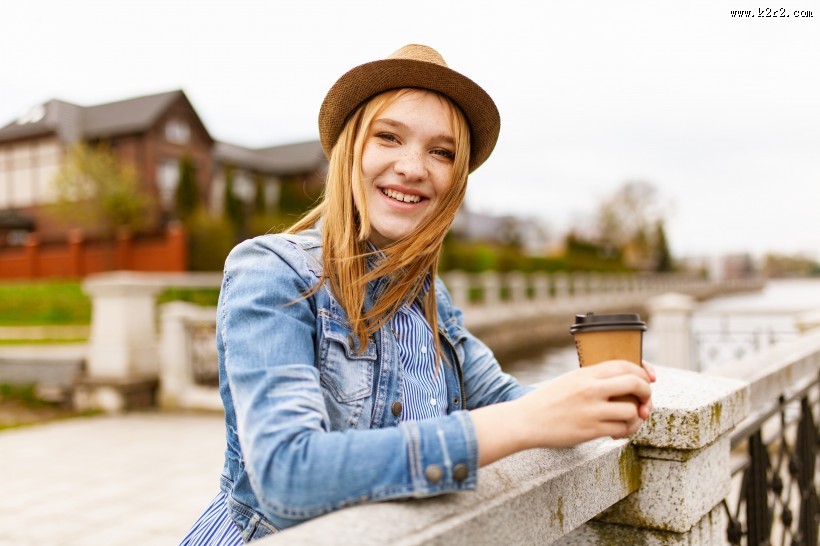 戴帽子的金发美女图片