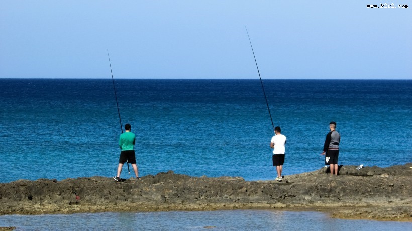 休闲钓鱼的人图片