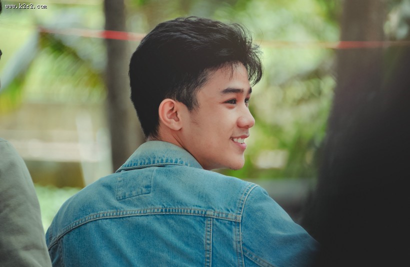 穿牛仔装的青年图片