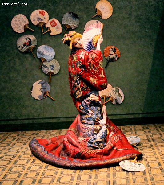 穿着和服的年轻日本女孩图片