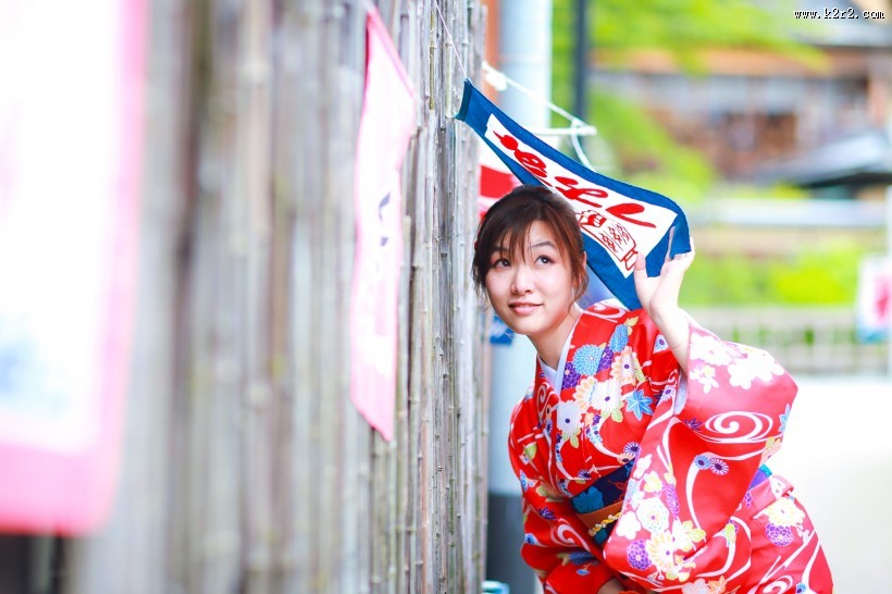 穿着和服的年轻日本女孩图片