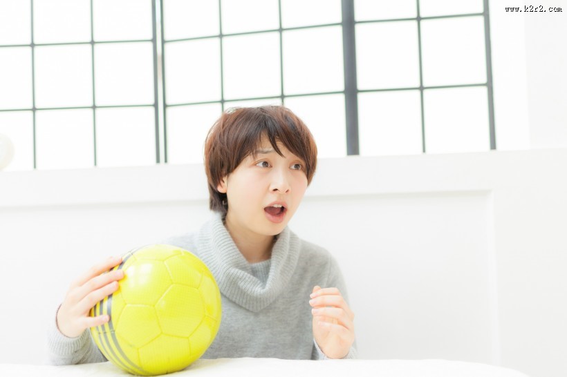 女孩拿着一个足球图片