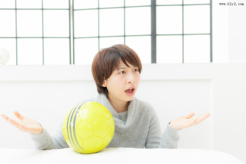 女孩拿着一个足球图片