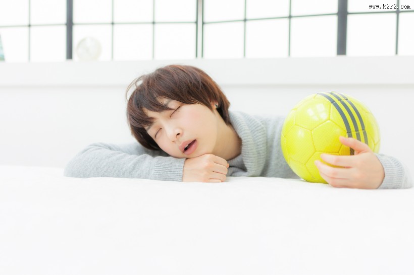 女孩拿着一个足球图片