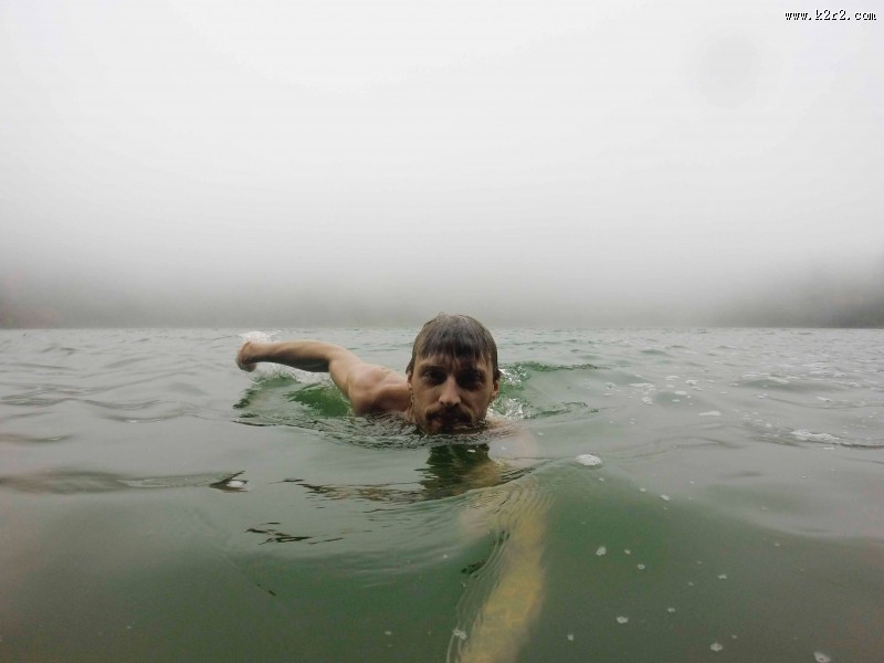 在水里游泳的人图片