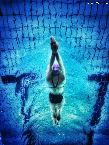 在水里游泳的人图片