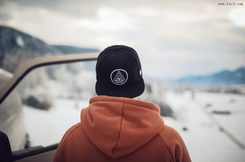 背对镜头戴着帽子的男孩图片