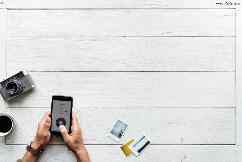 使用手机的人图片