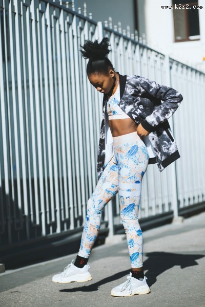 晨练的女孩图片