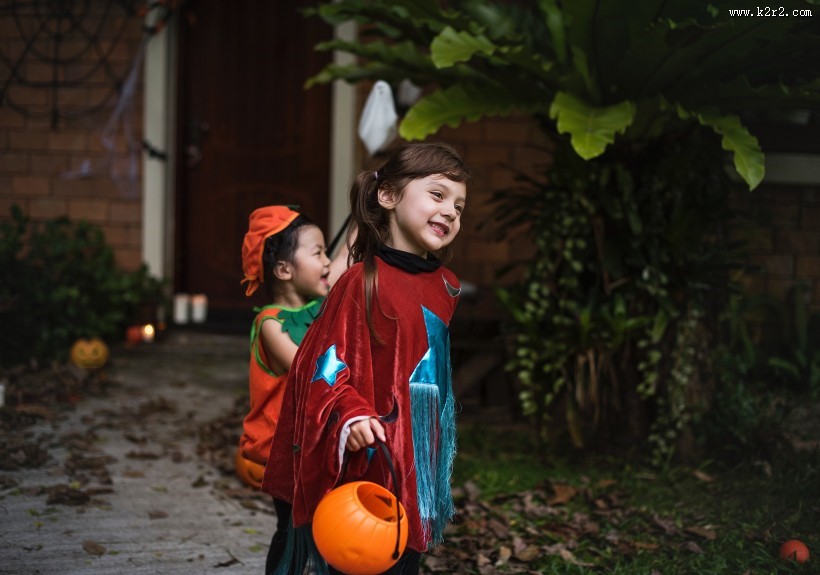 庆祝万圣节的小朋友图片