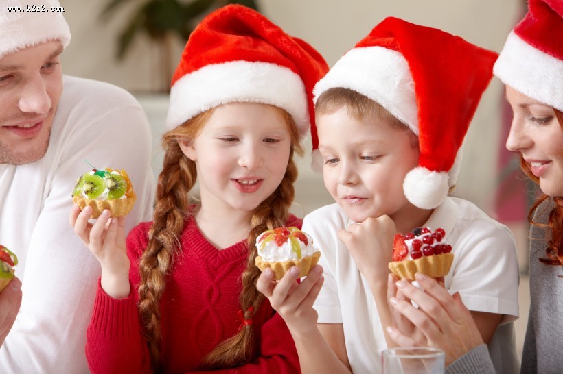 戴着圣诞帽的一家人图片