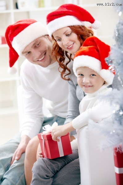 戴着圣诞帽的一家人图片