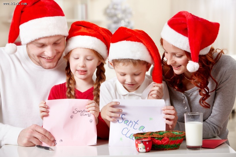 戴着圣诞帽的一家人图片