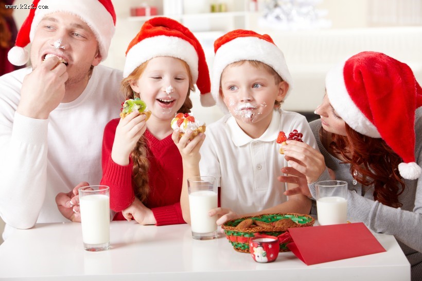 戴着圣诞帽的一家人图片