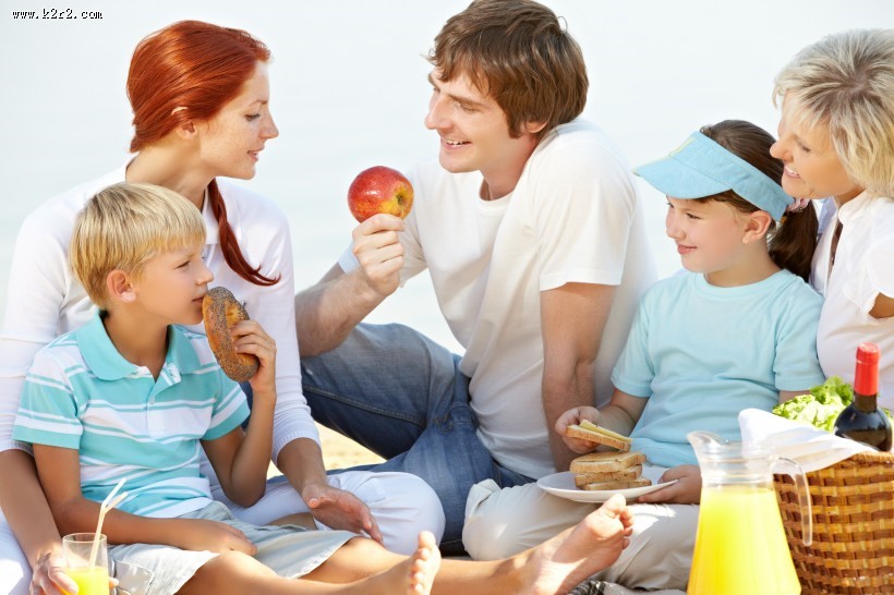 在户外野餐的一家人图片