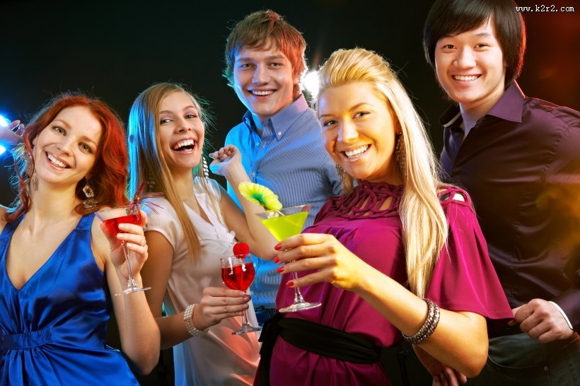 拿着酒杯的美女图片大全