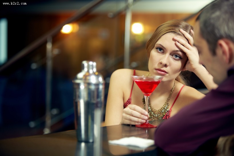 拿着酒杯的美女图片大全