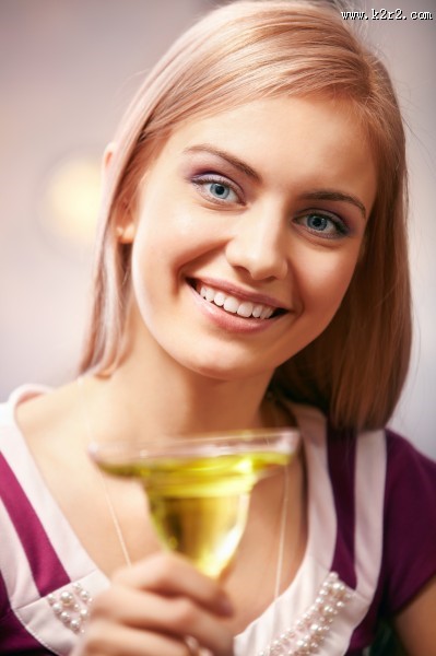 拿着酒杯的美女图片大全