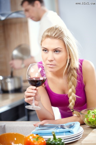 拿着酒杯的美女图片大全