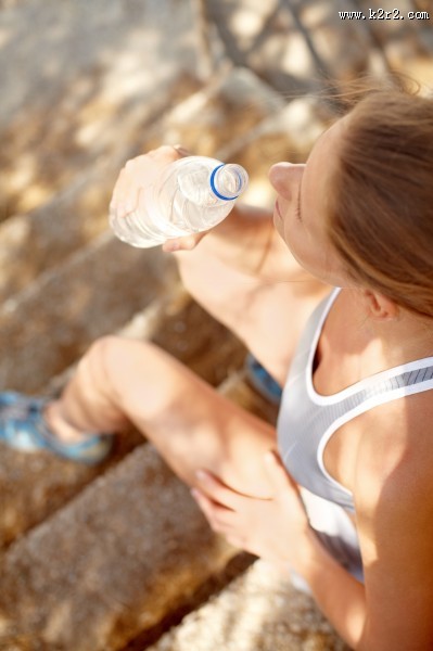 喝纯净水的美女图片