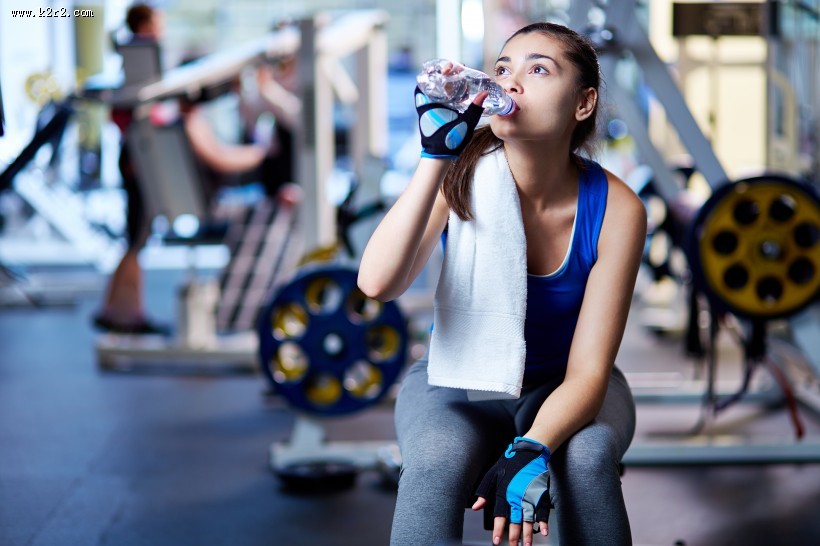 喝纯净水的美女图片