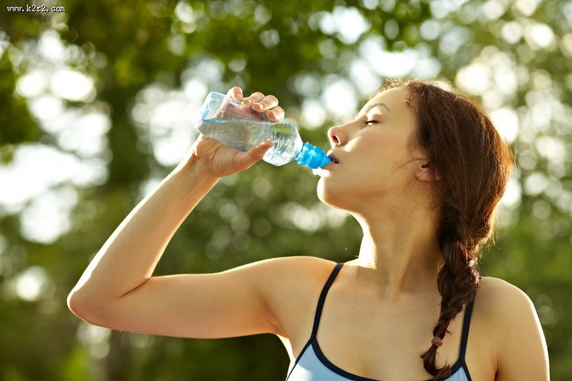 喝纯净水的美女图片