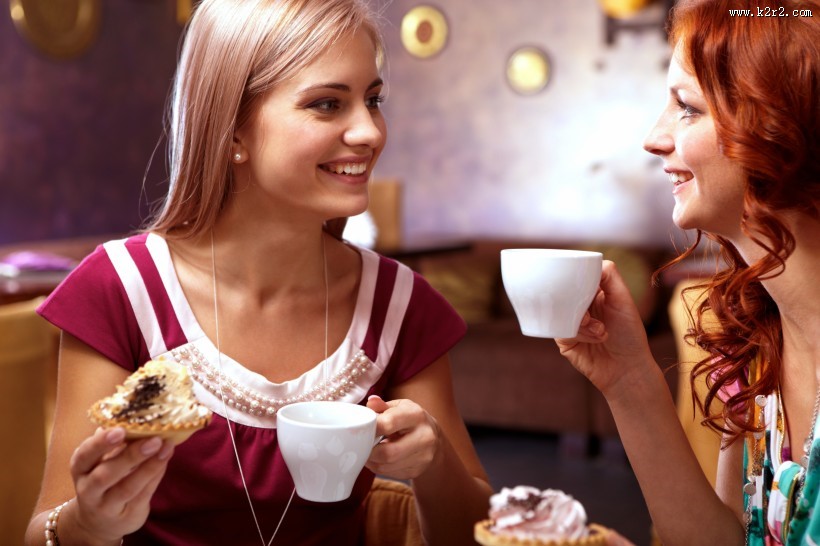 开心聊天的闺蜜图片