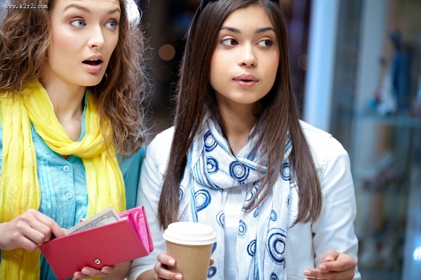 开心聊天的闺蜜图片