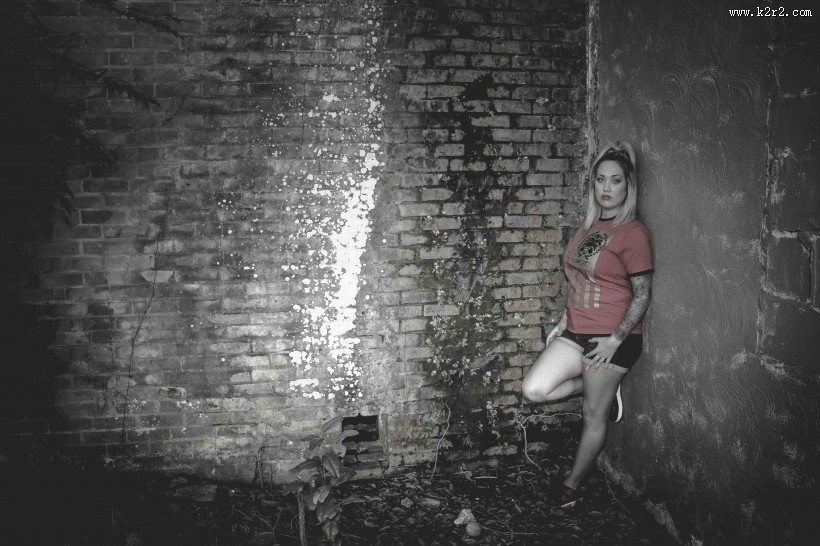 靠着墙的人图片大全