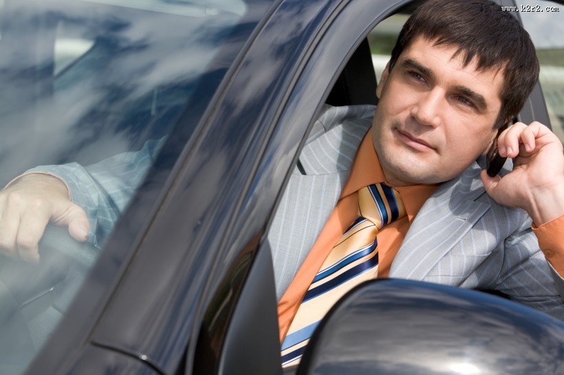 坐在车上的白领图片