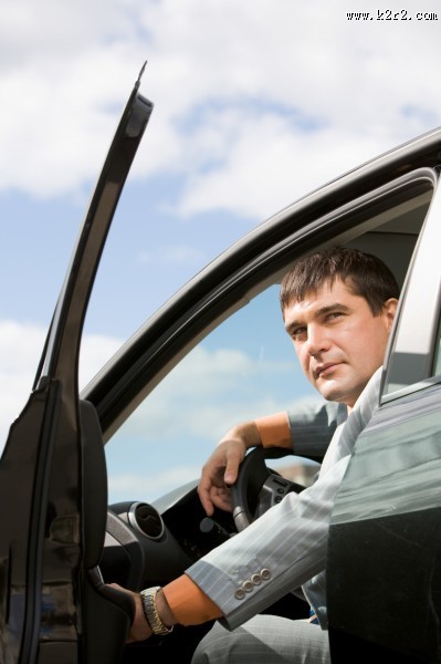 坐在车上的白领图片