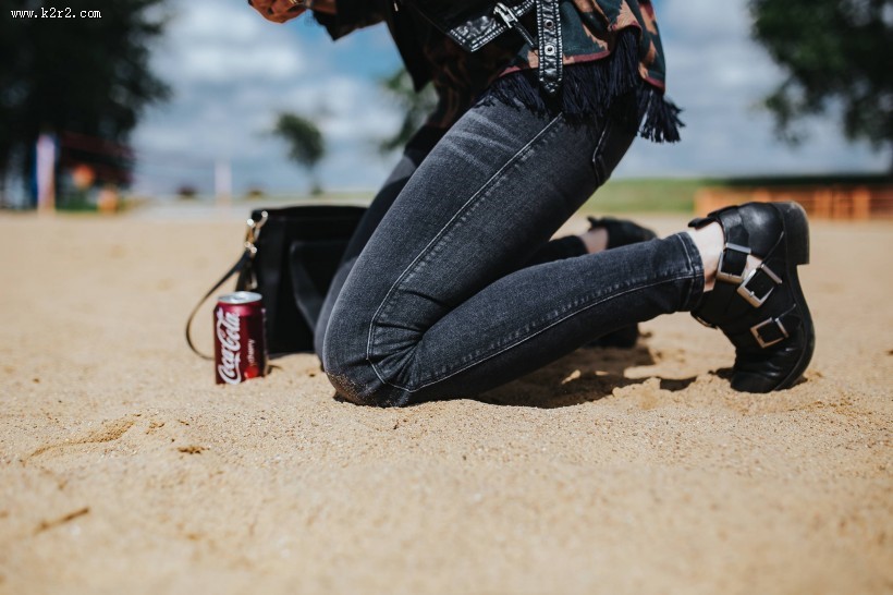 海滩上的美女图片