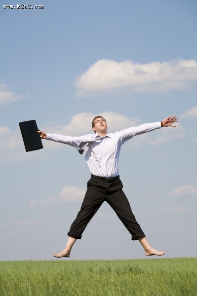 跳跃的时尚青年图片