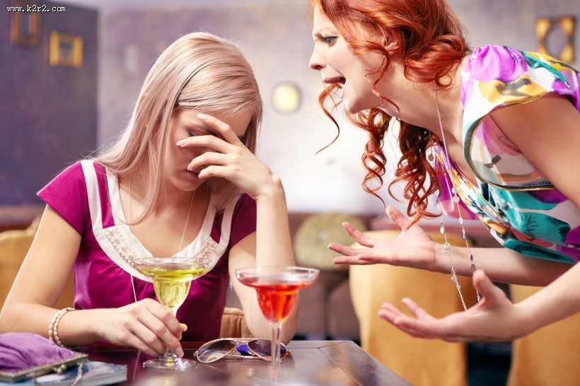 伤心难过的美女图片