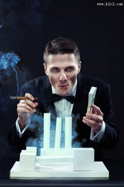 抽烟的男士图片