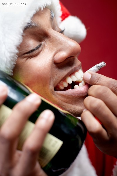 抽烟的男士图片